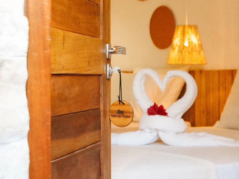 Quarto da Pousada Vila de Pedra preparado para receber você